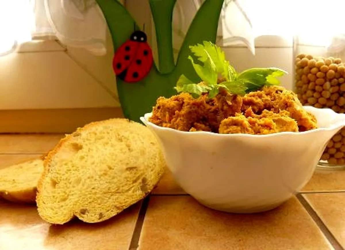 Pasta sojowa: do czego używać? Smaki, przepisy i porady